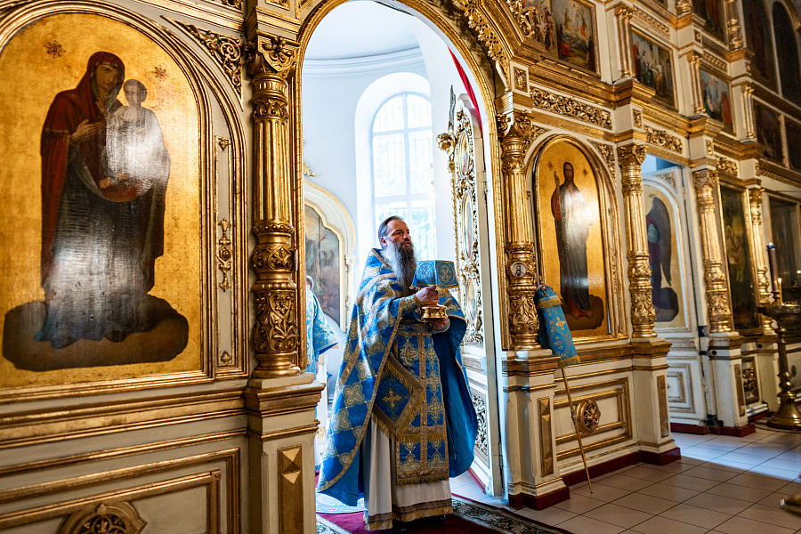 Божественная литургия в Троицком храме села Ваулово м.о. Чехов в день празднования Боголюбской иконы Божией Матери